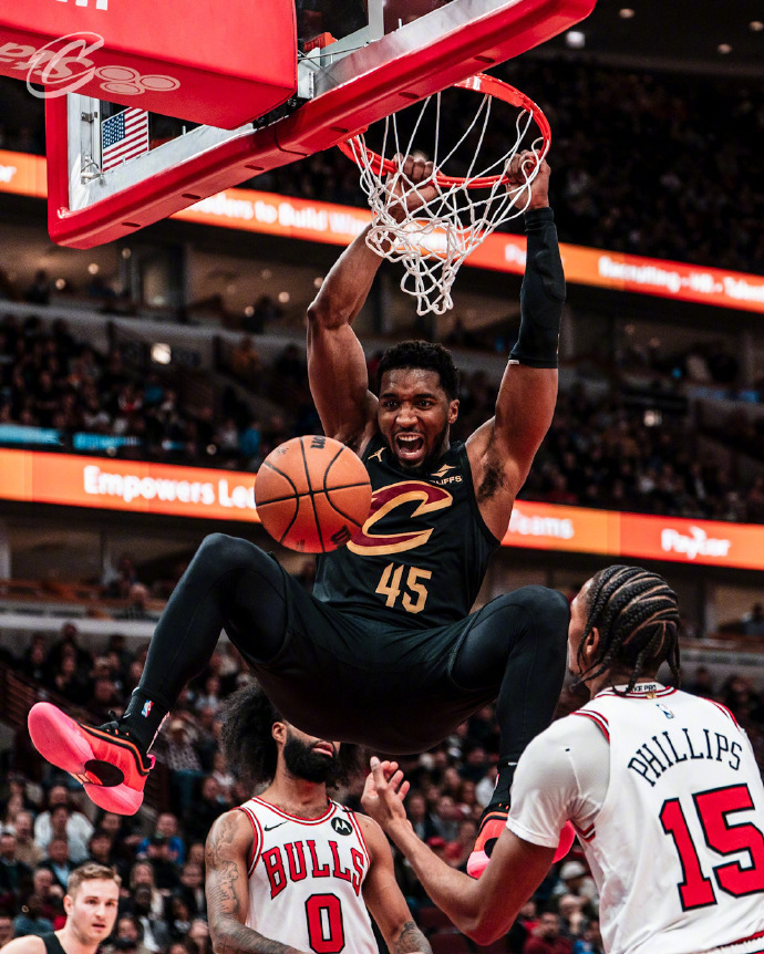 米切尔险胜狂砍50分，引发争议关键表现点燃全场！